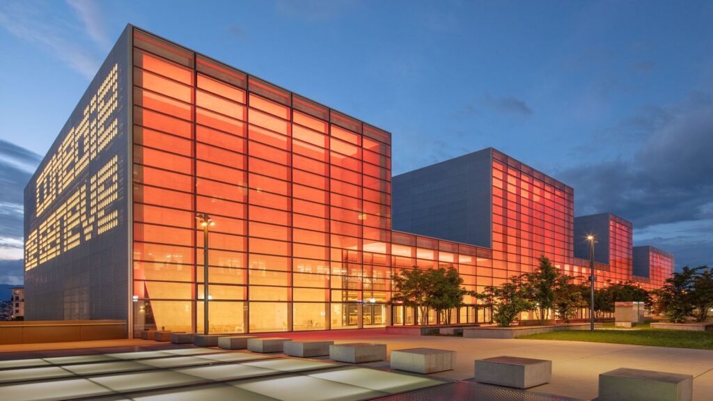 Hevron – façades vitrées et tôles perforées de la Nouvelle Comédie de Genève