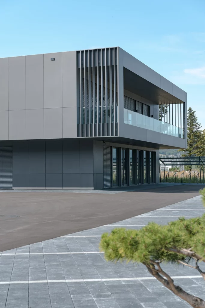 Hevron – ouvrages métalliques et façades du bâtiment multifonctionnel MYA à Courtételle Jura