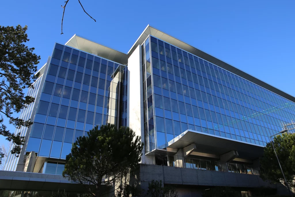 Hevron – façades électrochromes et marquises du bâtiment Nestlé Bergères B à Vevey