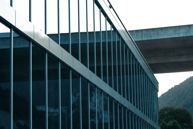 Hevron – Projet Helios Courtételle Jura Projet Helios Courtételle – façades métalliques et étanchéité réalisées par Hevron